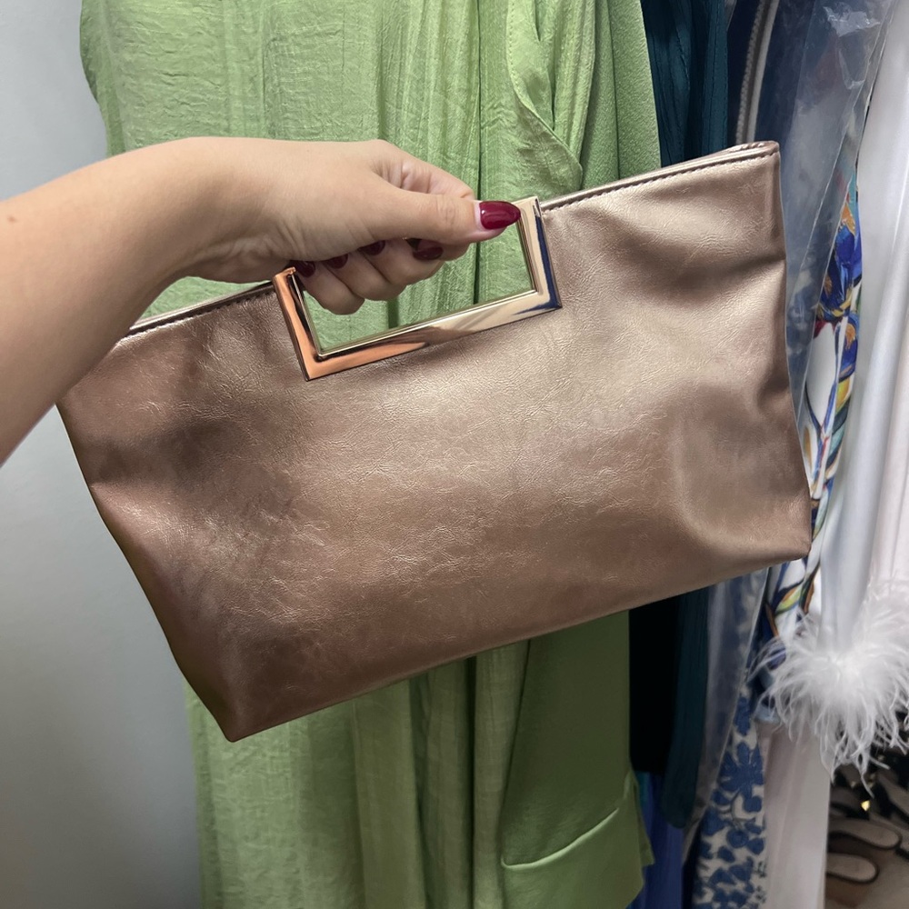 Elegant Metallic Clutch Bag W/ Detachable Gold Chain